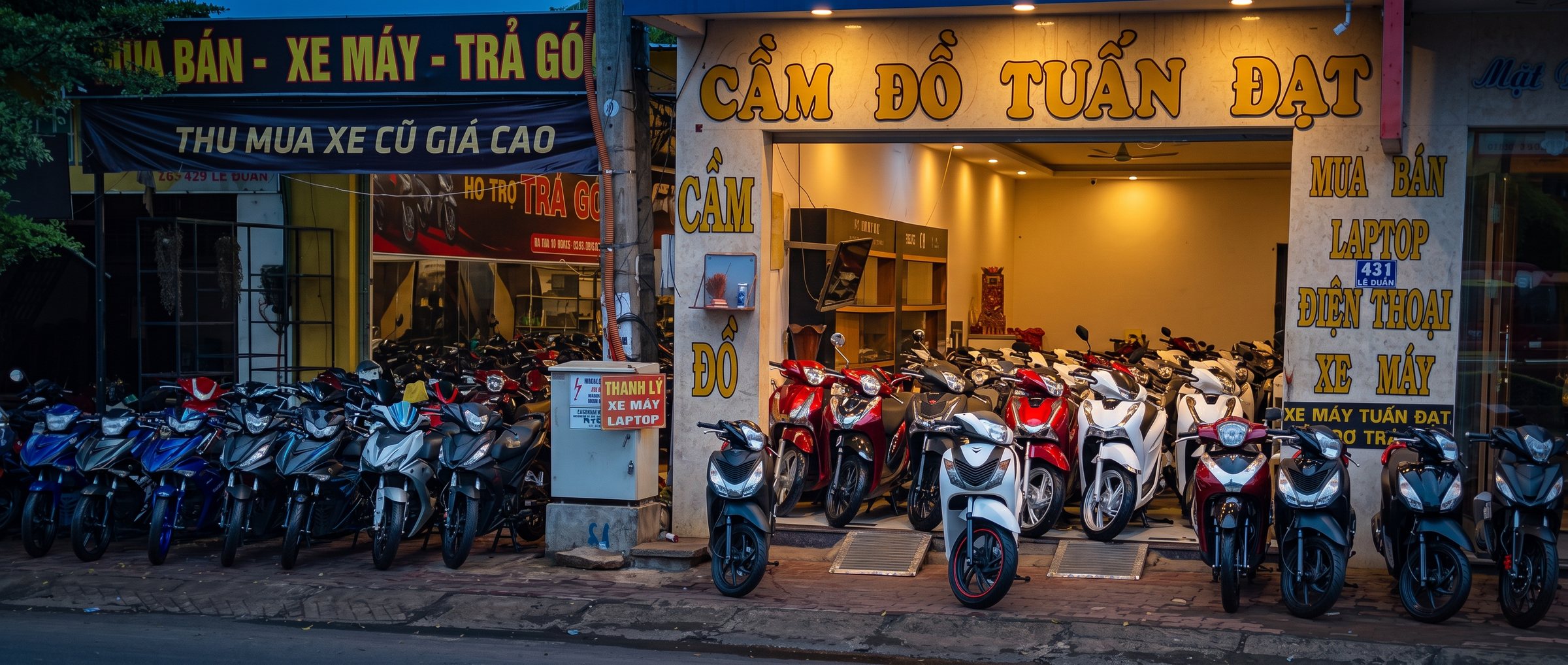 Mặt tiền Xe Máy Tuấn Đạt buổi tối: mua bán xe máy, trả góp, thu mua xe cũ giá cao