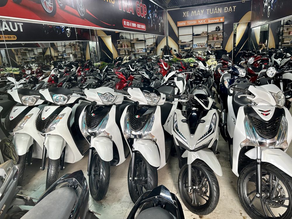 Dàn xe SH, Air Blade trong showroom