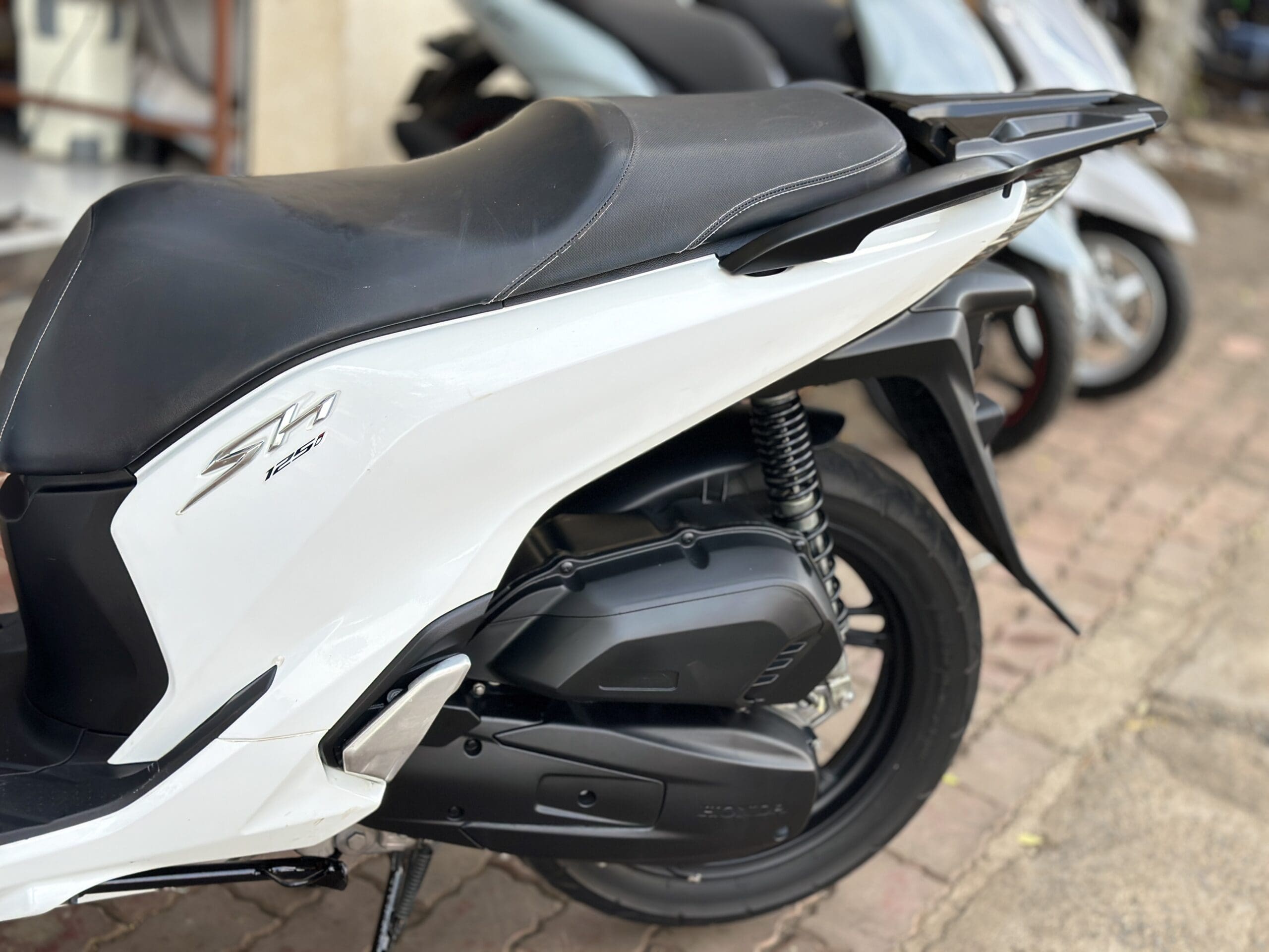 Sh 2019 Bỏ Mẫu Sh 2019 Spoty Trắng Đen